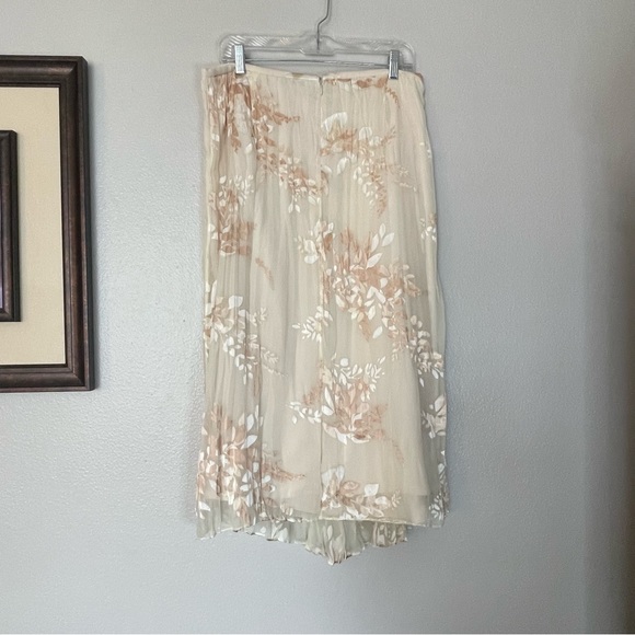 NWT Vince Natural Burnout Floral Silk Like Pleated Midi Skirt in Cream Size 12 - Picture 9 of 10